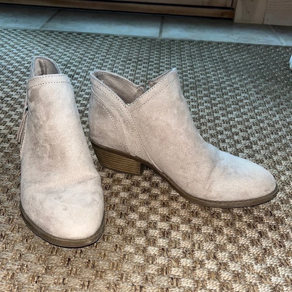 🌿 Arizona beige suede booties